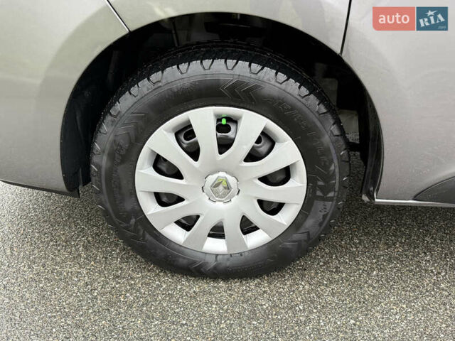 Серый Рено Трафик, объемом двигателя 2 л и пробегом 275 тыс. км за 24800 $, фото 20 на Automoto.ua