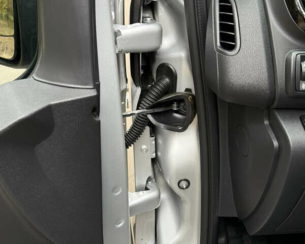 Сірий Рено Трафік, об'ємом двигуна 2 л та пробігом 135 тис. км за 34800 $, фото 47 на Automoto.ua