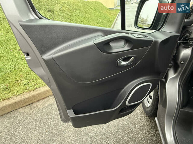 Серый Рено Трафик, объемом двигателя 2 л и пробегом 275 тыс. км за 24800 $, фото 26 на Automoto.ua