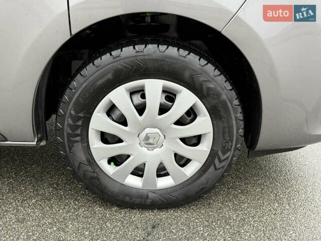 Серый Рено Трафик, объемом двигателя 2 л и пробегом 275 тыс. км за 24800 $, фото 17 на Automoto.ua