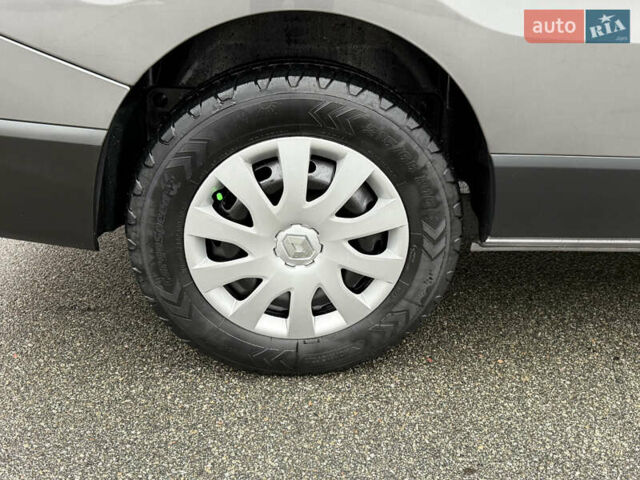 Серый Рено Трафик, объемом двигателя 2 л и пробегом 275 тыс. км за 24800 $, фото 18 на Automoto.ua