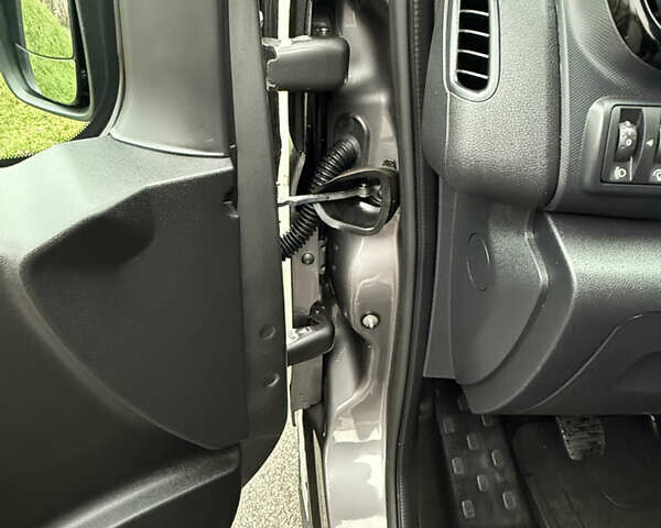 Серый Рено Трафик, объемом двигателя 2 л и пробегом 275 тыс. км за 24800 $, фото 27 на Automoto.ua