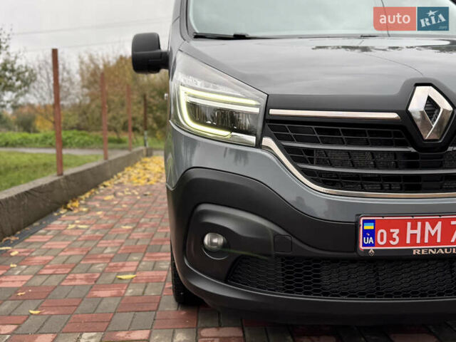 Серый Рено Трафик, объемом двигателя 2 л и пробегом 209 тыс. км за 21800 $, фото 2 на Automoto.ua