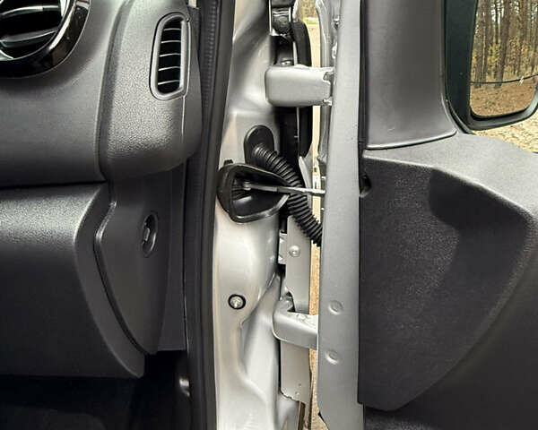 Сірий Рено Трафік, об'ємом двигуна 2 л та пробігом 135 тис. км за 34800 $, фото 72 на Automoto.ua