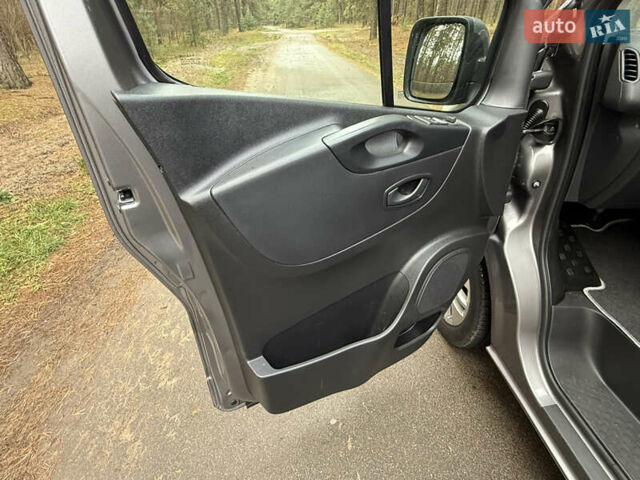 Серый Рено Трафик, объемом двигателя 2 л и пробегом 52 тыс. км за 28800 $, фото 28 на Automoto.ua