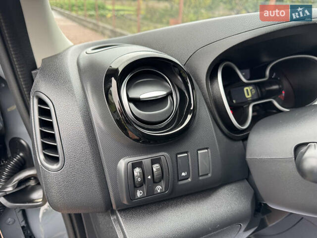 Серый Рено Трафик, объемом двигателя 2 л и пробегом 209 тыс. км за 21800 $, фото 44 на Automoto.ua