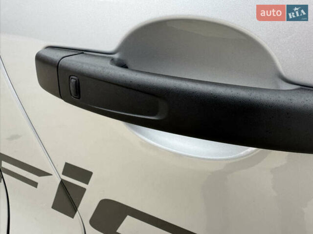 Серый Рено Трафик, объемом двигателя 2 л и пробегом 93 тыс. км за 25999 $, фото 35 на Automoto.ua