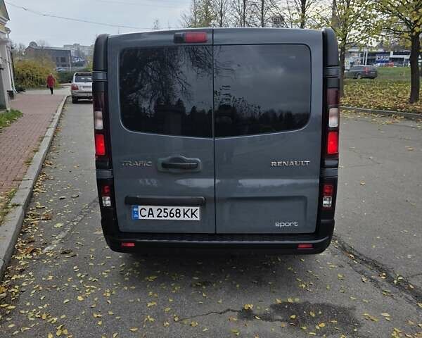 Серый Рено Трафик, объемом двигателя 2 л и пробегом 203 тыс. км за 23500 $, фото 3 на Automoto.ua