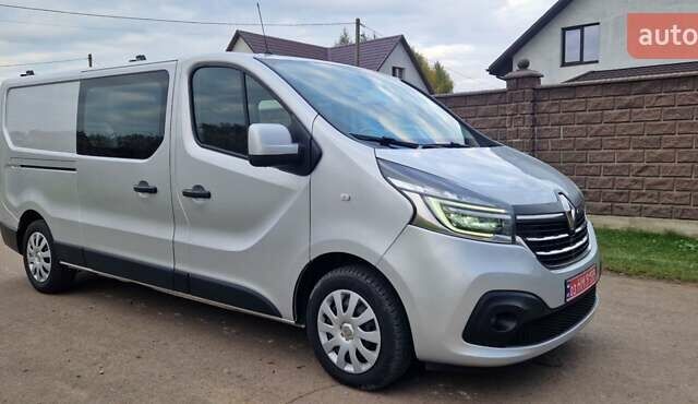 Серый Рено Трафик, объемом двигателя 2 л и пробегом 204 тыс. км за 24300 $, фото 1 на Automoto.ua