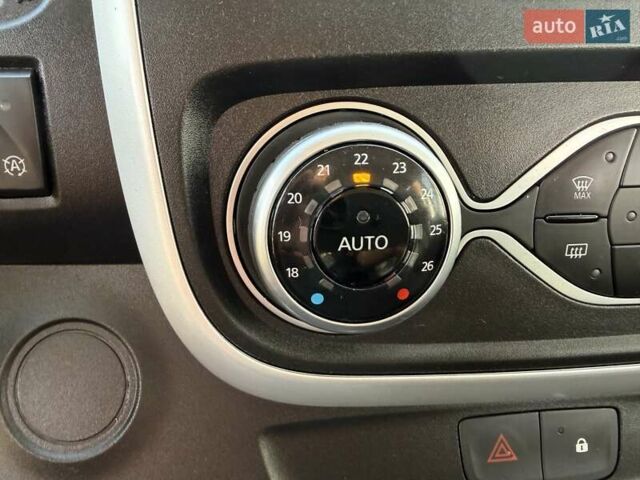 Серый Рено Трафик, объемом двигателя 2 л и пробегом 205 тыс. км за 25700 $, фото 55 на Automoto.ua