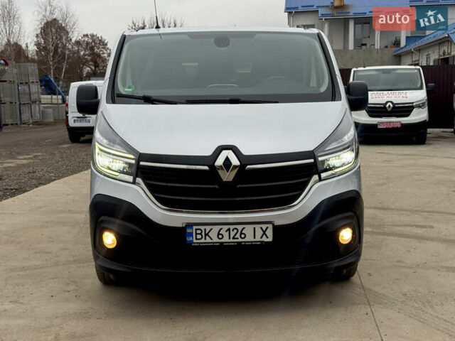 Серый Рено Трафик, объемом двигателя 2 л и пробегом 93 тыс. км за 25999 $, фото 2 на Automoto.ua