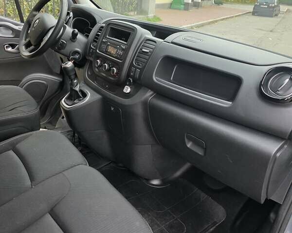 Серый Рено Трафик, объемом двигателя 2 л и пробегом 203 тыс. км за 23500 $, фото 24 на Automoto.ua