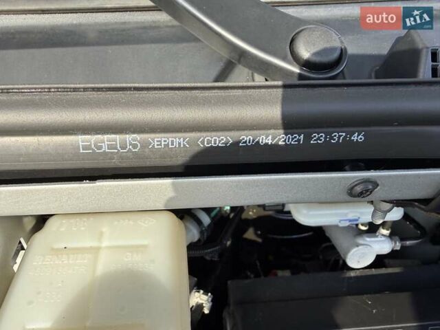 Серый Рено Трафик, объемом двигателя 2 л и пробегом 205 тыс. км за 25700 $, фото 62 на Automoto.ua