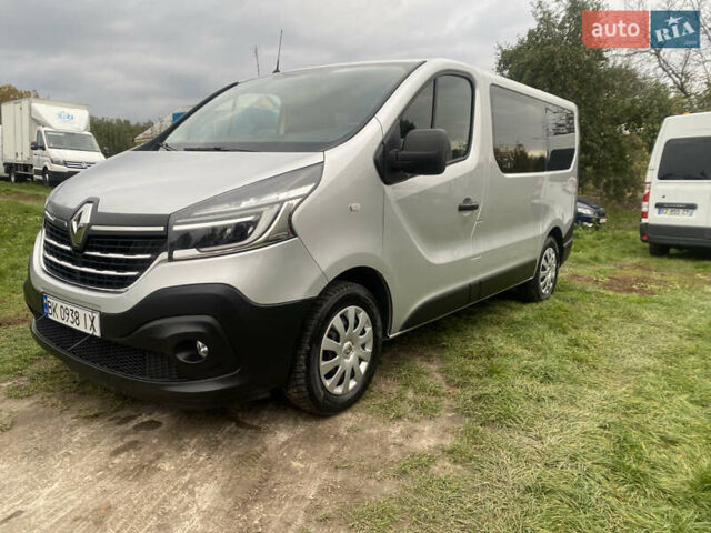 Серый Рено Трафик, объемом двигателя 2 л и пробегом 150 тыс. км за 22500 $, фото 2 на Automoto.ua