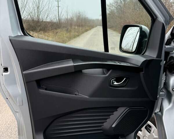 Сірий Рено Трафік, об'ємом двигуна 2 л та пробігом 150 тис. км за 28800 $, фото 31 на Automoto.ua