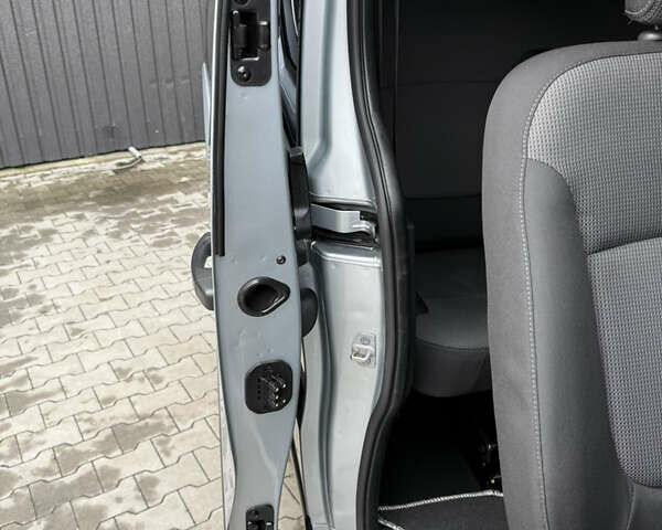 Серый Рено Трафик, объемом двигателя 2 л и пробегом 150 тыс. км за 29900 $, фото 39 на Automoto.ua