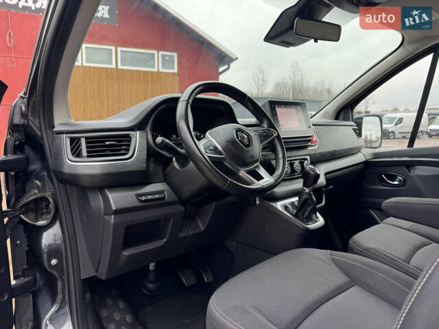 Серый Рено Трафик, объемом двигателя 2 л и пробегом 107 тыс. км за 35999 $, фото 14 на Automoto.ua