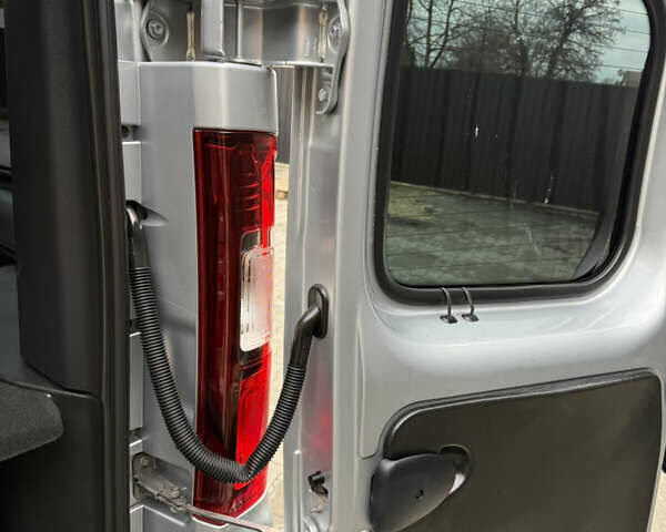 Серый Рено Трафик, объемом двигателя 2 л и пробегом 150 тыс. км за 29900 $, фото 45 на Automoto.ua