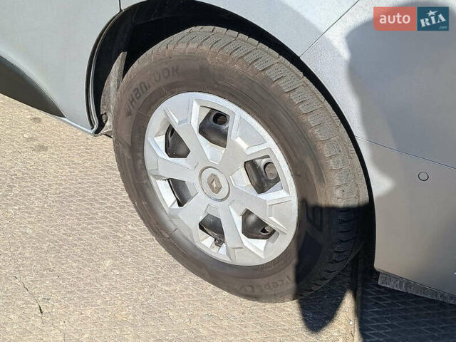 Сірий Рено Трафік, об'ємом двигуна 2 л та пробігом 192 тис. км за 30940 $, фото 6 на Automoto.ua