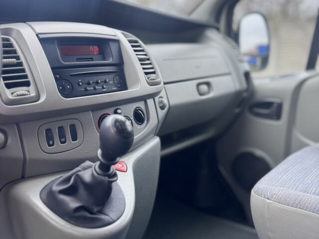 Серый Рено Трафик, объемом двигателя 2.5 л и пробегом 130 тыс. км за 13100 $, фото 4 на Automoto.ua