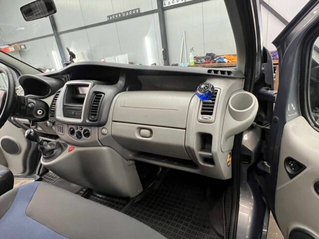 Серый Рено Трафик, объемом двигателя 2 л и пробегом 240 тыс. км за 13000 $, фото 6 на Automoto.ua