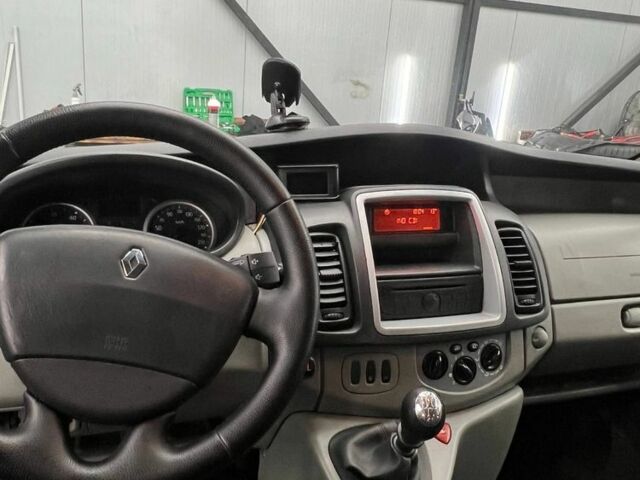 Серый Рено Трафик, объемом двигателя 2 л и пробегом 240 тыс. км за 13000 $, фото 3 на Automoto.ua
