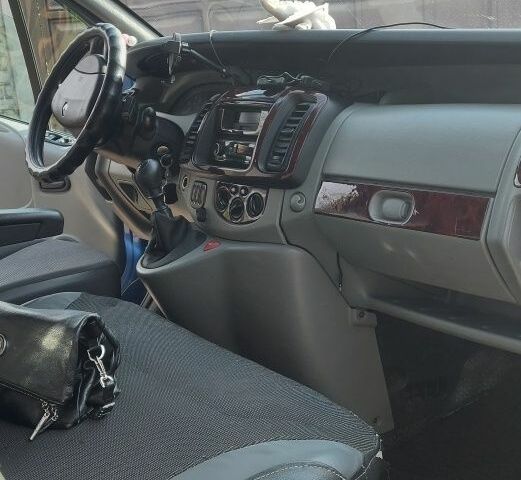 Синій Рено Трафік, об'ємом двигуна 2 л та пробігом 362 тис. км за 9496 $, фото 4 на Automoto.ua