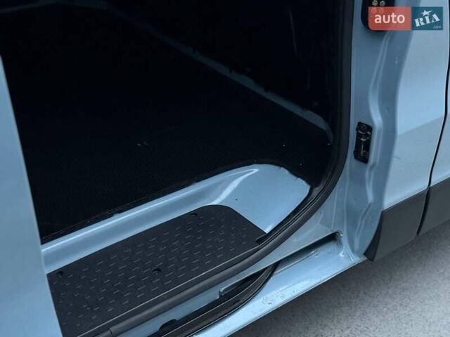 Синій Рено Трафік, об'ємом двигуна 2 л та пробігом 52 тис. км за 19700 $, фото 35 на Automoto.ua