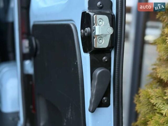Синій Рено Трафік, об'ємом двигуна 2 л та пробігом 52 тис. км за 19700 $, фото 31 на Automoto.ua