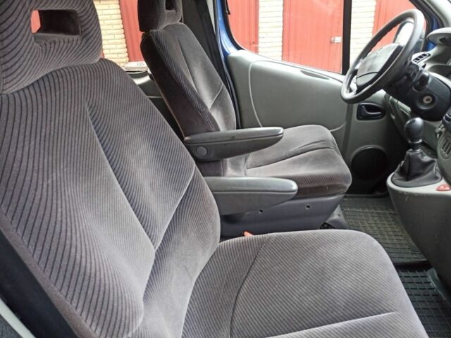 Синий Рено Трафик, объемом двигателя 2 л и пробегом 320 тыс. км за 7400 $, фото 5 на Automoto.ua