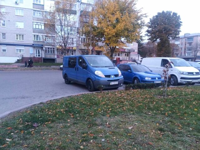 Синий Рено Трафик, объемом двигателя 2 л и пробегом 320 тыс. км за 7400 $, фото 2 на Automoto.ua