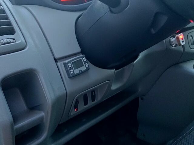 Синий Рено Трафик, объемом двигателя 2 л и пробегом 340 тыс. км за 7700 $, фото 4 на Automoto.ua