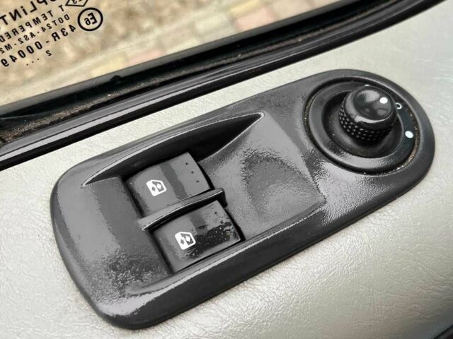 Синий Рено Трафик, объемом двигателя 1.9 л и пробегом 363 тыс. км за 6250 $, фото 12 на Automoto.ua