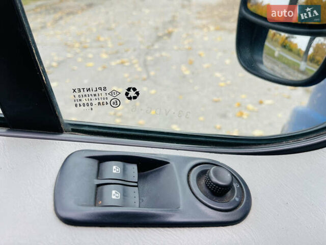 Синій Рено Трафік, об'ємом двигуна 2.5 л та пробігом 311 тис. км за 8500 $, фото 13 на Automoto.ua