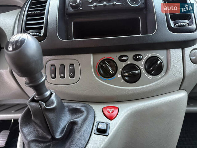 Рено Трафик 2007 в Виннице на Automoto.ua Синий Рено Трафик, объемом двигателя 2.5 л и пробегом 310 тыс. км за 10900 $, фото 13 на Automoto.ua