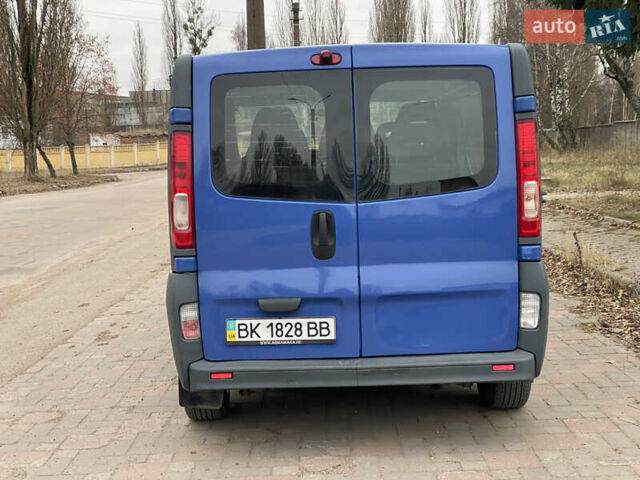 Синій Рено Трафік, об'ємом двигуна 2 л та пробігом 398 тис. км за 8000 $, фото 5 на Automoto.ua