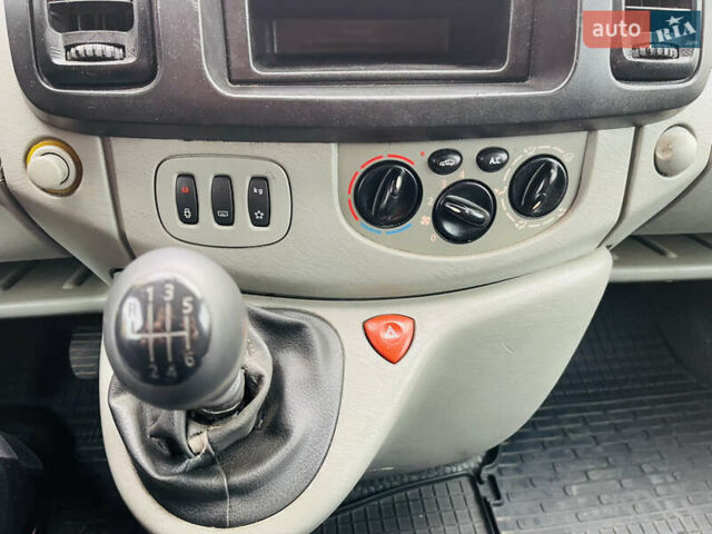 Синій Рено Трафік, об'ємом двигуна 2.5 л та пробігом 311 тис. км за 8500 $, фото 24 на Automoto.ua