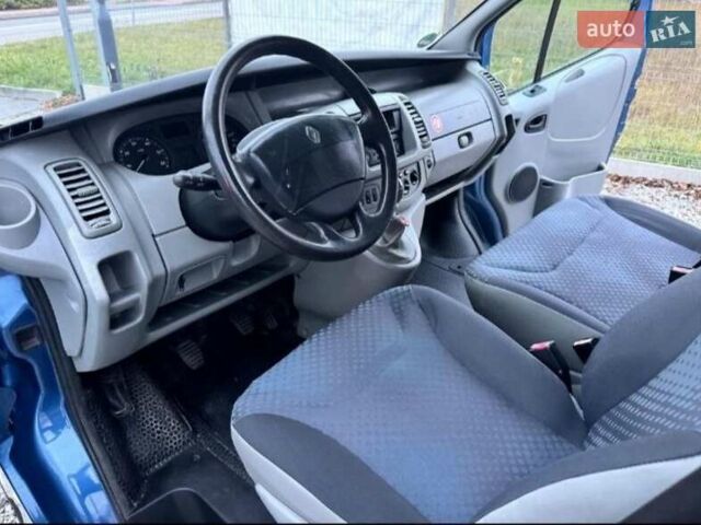 Синий Рено Трафик, объемом двигателя 2.1 л и пробегом 265 тыс. км за 3800 $, фото 2 на Automoto.ua