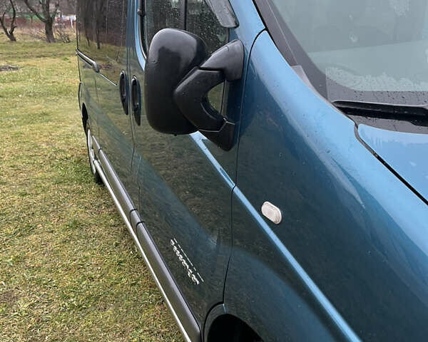 Синий Рено Трафик, объемом двигателя 2.5 л и пробегом 297 тыс. км за 10700 $, фото 4 на Automoto.ua