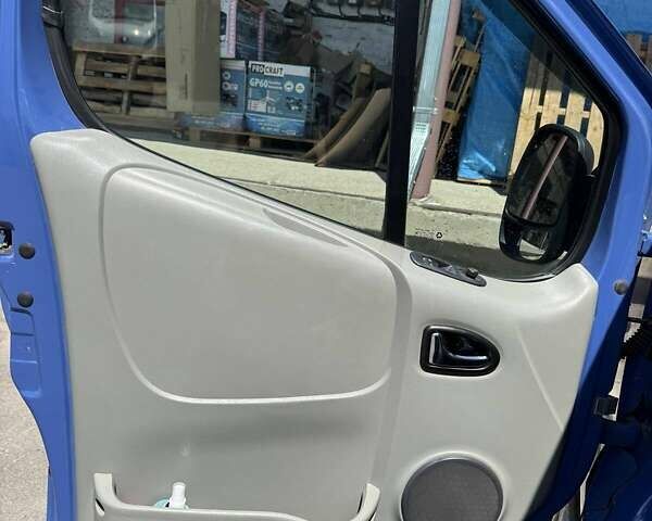 Синий Рено Трафик, объемом двигателя 2 л и пробегом 324 тыс. км за 12000 $, фото 5 на Automoto.ua