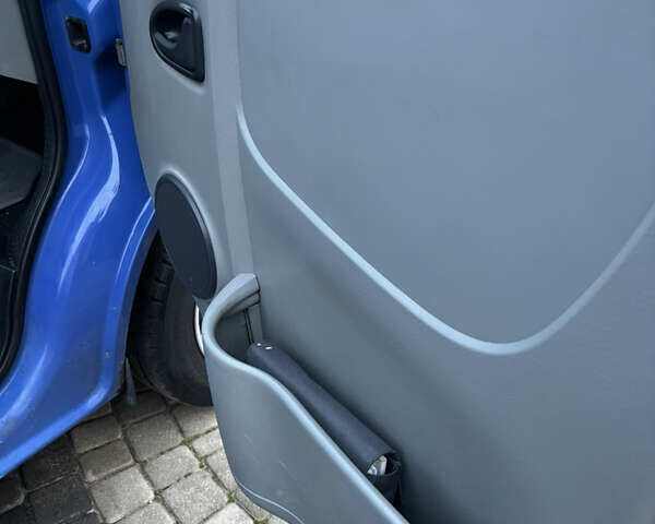 Синій Рено Трафік, об'ємом двигуна 2 л та пробігом 471 тис. км за 8650 $, фото 24 на Automoto.ua