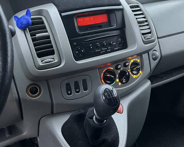 Синий Рено Трафик, объемом двигателя 2.5 л и пробегом 297 тыс. км за 10700 $, фото 17 на Automoto.ua