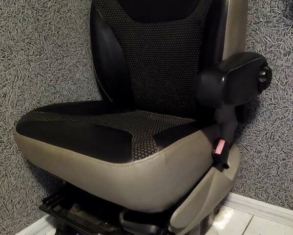 Рено Трафик 2010 в Львове на Automoto.ua Синий Рено Трафик, объемом двигателя 2 л и пробегом 287 тыс. км за 10900 $, фото 32 на Automoto.ua