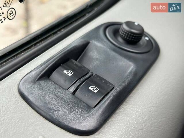 Синій Рено Трафік, об'ємом двигуна 2 л та пробігом 198 тис. км за 12990 $, фото 21 на Automoto.ua