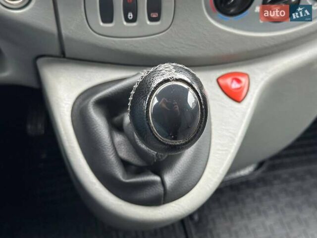 Синій Рено Трафік, об'ємом двигуна 2 л та пробігом 198 тис. км за 12990 $, фото 18 на Automoto.ua