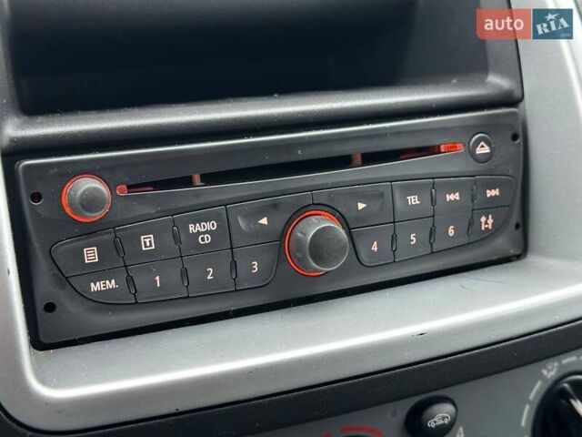 Синій Рено Трафік, об'ємом двигуна 2 л та пробігом 198 тис. км за 12990 $, фото 16 на Automoto.ua