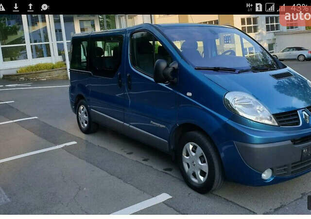 Синий Рено Трафик, объемом двигателя 2.4 л и пробегом 250 тыс. км за 12000 $, фото 1 на Automoto.ua