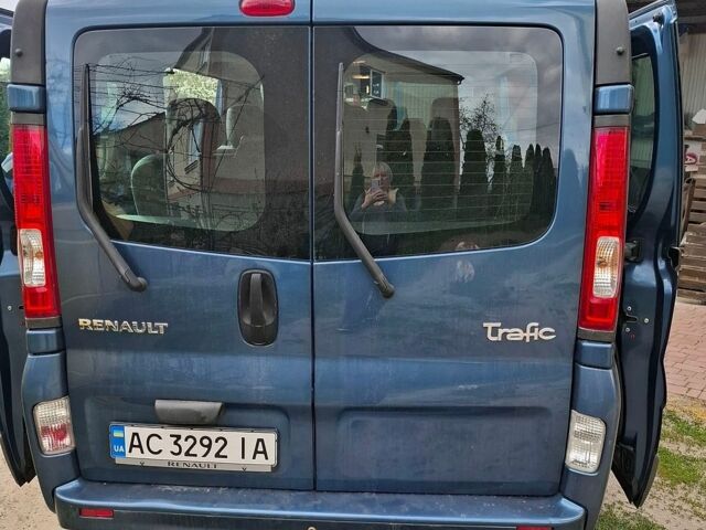 Синий Рено Трафик, объемом двигателя 2 л и пробегом 130 тыс. км за 15800 $, фото 3 на Automoto.ua