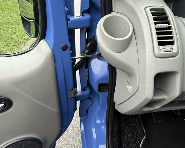 Синій Рено Трафік, об'ємом двигуна 2 л та пробігом 230 тис. км за 15800 $, фото 23 на Automoto.ua