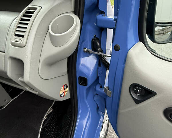 Синій Рено Трафік, об'ємом двигуна 2 л та пробігом 230 тис. км за 15800 $, фото 28 на Automoto.ua